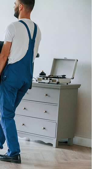 Zweiter Mann trägt ein schweres Sofa – Umzugsunternehmen in Hamburg