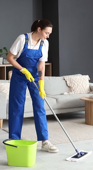 Eine Frau putzt den Boden – Reinigungsfirma in Hamburg