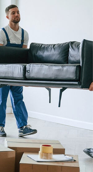 Mann trägt ein schweres Sofa – Umzugsunternehmen in Hamburg