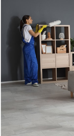 Eine Frau reinigt den Schrank – Reinigungsfirma in Hamburg